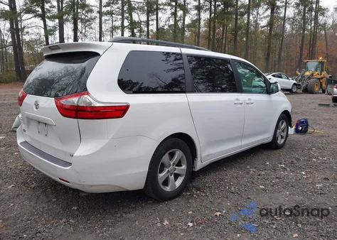 2015 Toyota Sienna Le 8 Passenger z USA, uszkodzony, nr VIN 5TDKK3DC1FS669568